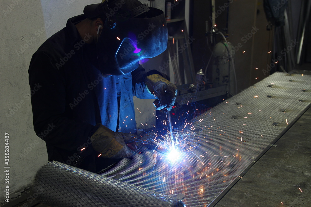 © דרור להט - worker welding metal