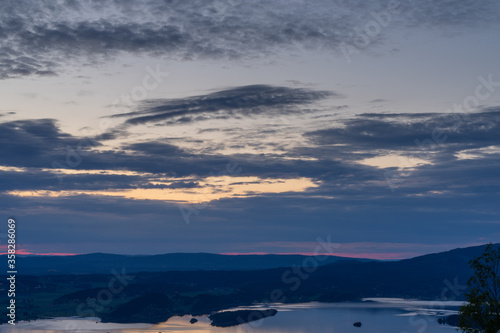 Zachód słońca nad Tyrifjorden zwanego Jezioro Tyri z punktu widokowego Kongens utsikt (królewski widok) photo