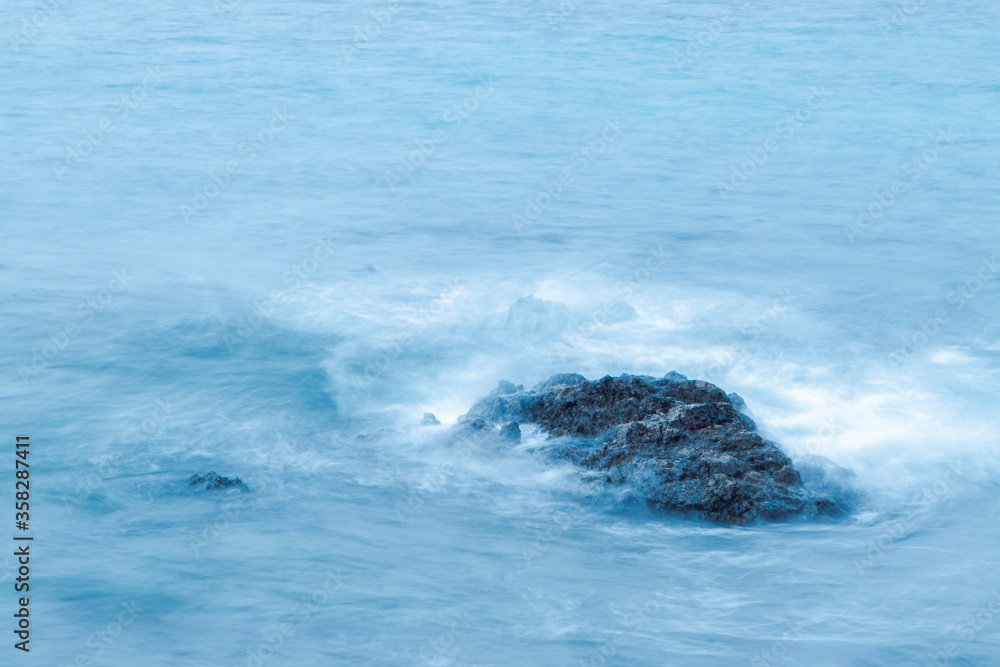 Naklejka premium long exposure of sea and rock