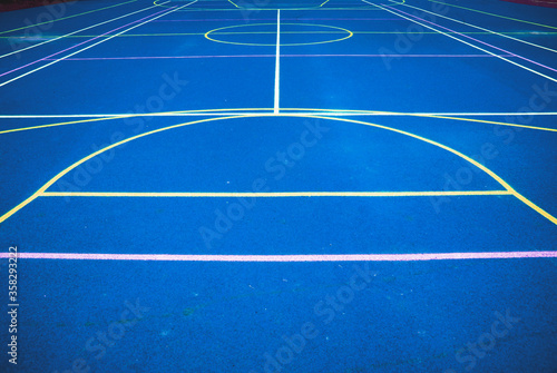 Boisko do koszykówki w kolorze niebieskim