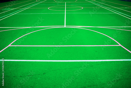 Pole do koszykówki w odcieniach zieleni 