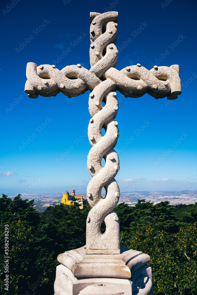 Naklejka premium a large stone cross on top of a mountain 