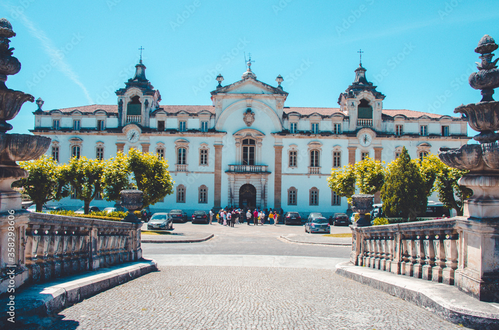 Fototapeta premium road and a small bridge in front of a large castle