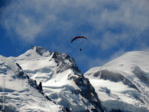 Parapente entre les montagnes (Vallée de Chamonix, France)