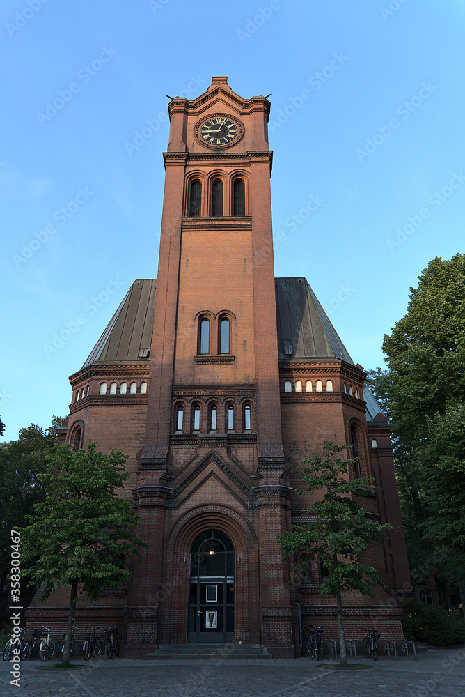 Apostelkirche in Hamburg-Eimsbüttel im Tageslicht