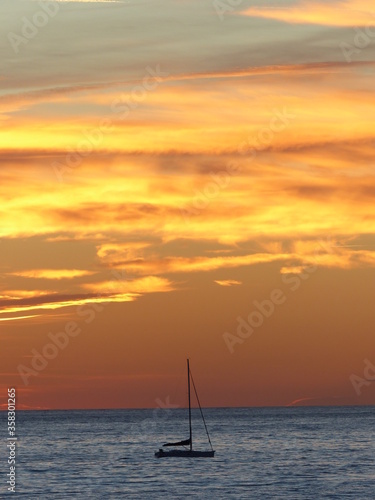 bateau à voile au coucher du soleil (Sanary-Sur-Mer, France) © boulonfloriane