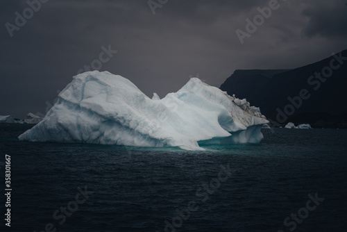 Iceberg g  ant    la d  rive  Groenland.