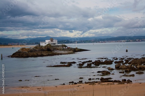 cielo nublado desde la arena