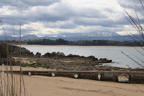 montañas nevadas desde la arena de la playa