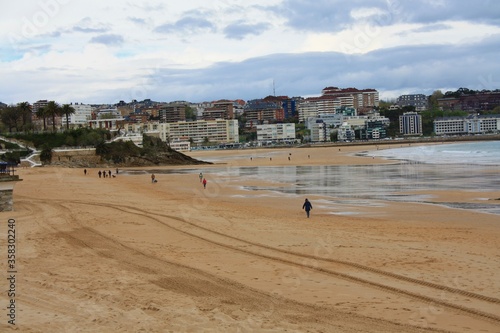 Abril lluvioso en playa de Santander 