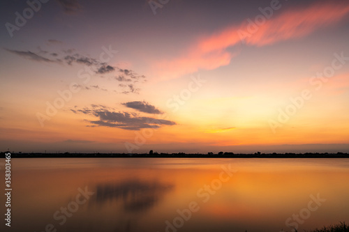 水面の夕景 © NiD