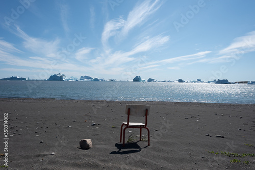 Chaise seule sur une plage au Groenland © Romain Farge