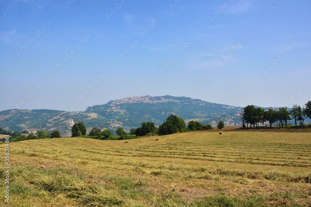 Monte Titano. 
Il Monte Titano e Città di San Marino visti da un campo nel Castello di Chiesanuova, uno dei comuni della Repubblica di San Marino.