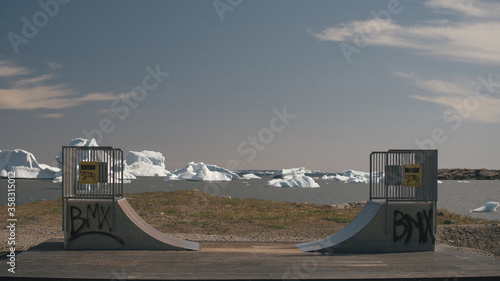 Skate park devant un paysage d'icebergs, Groenland. © Romain Farge