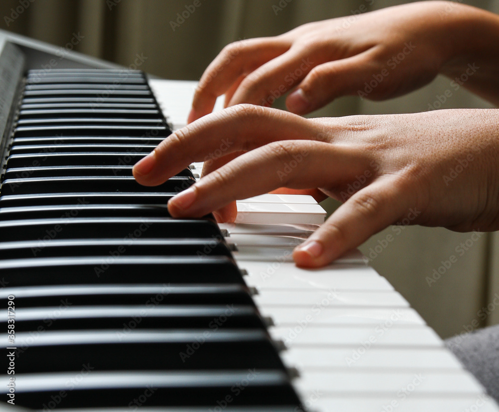 Obraz premium hands playing piano