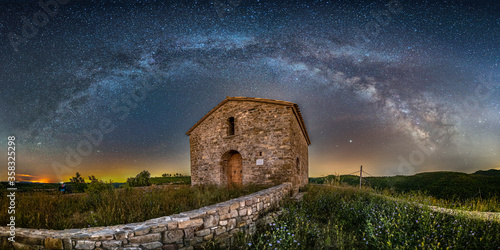 Foto Vía Lactea sobre una capilla en Talamanca