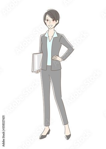 笑顔で立ちポーズを決める女性