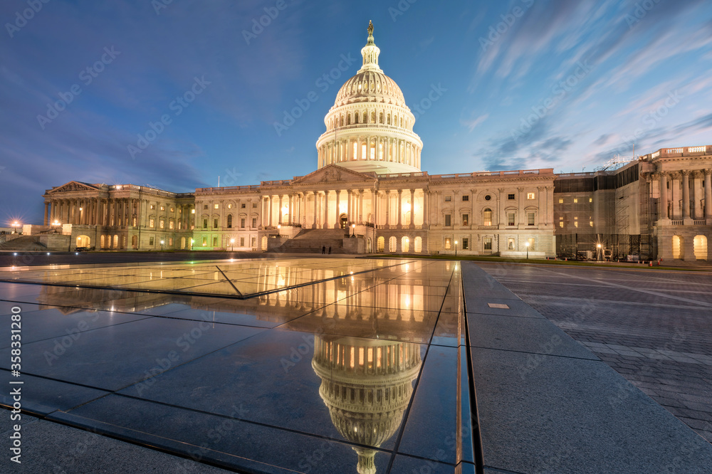 Fototapeta premium United States Capitol building at twilight with reflections