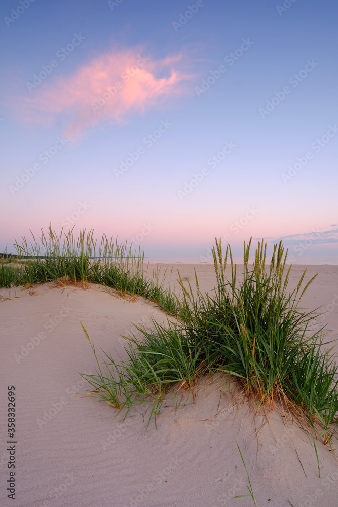 Morze Bałtyckie,wschód słońca na piaszczystej plaży w Kołobrzegu,Polska. - obrazy, fototapety, plakaty 