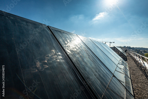 Panneaux Solaires installés sur un toit d'immeuble