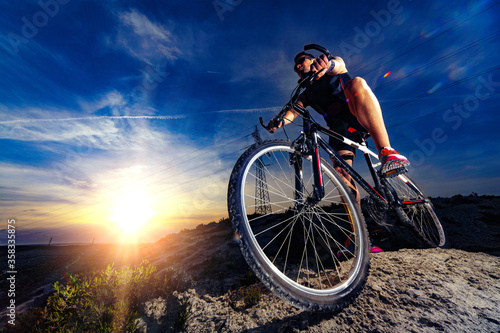 Fototapeta Naklejka Na Ścianę i Meble -  Bicicleta de montaña. Deporte y vida saludable. Deportes extremos. La bicicleta de montaña y el hombre. Estilo de vida, recreación y ocio deporte extremo al aire libre
