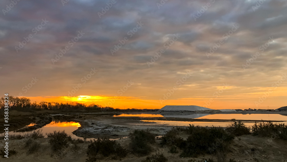 Salzlandschaft in der Camargue bei Sonnenuntergang, Suedfrankreich, Frankreich
