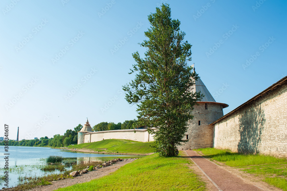 Fototapeta premium Kremlin Tower of Pskov city