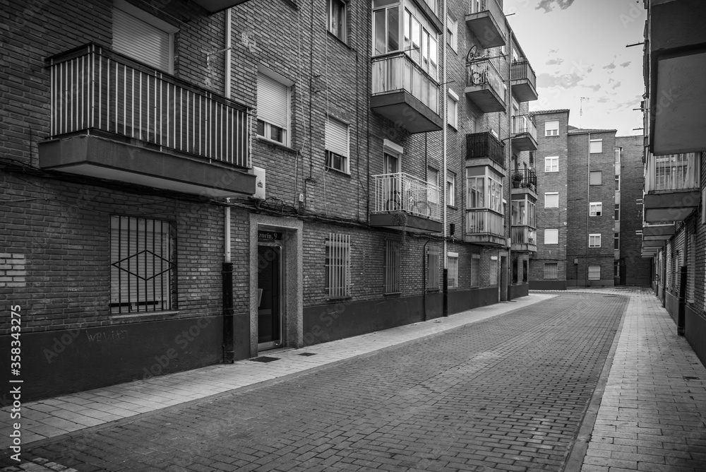 edificios en un barrio humilde de Europa con casas pobres edificios en un barrio humilde de Europa con casas pobres