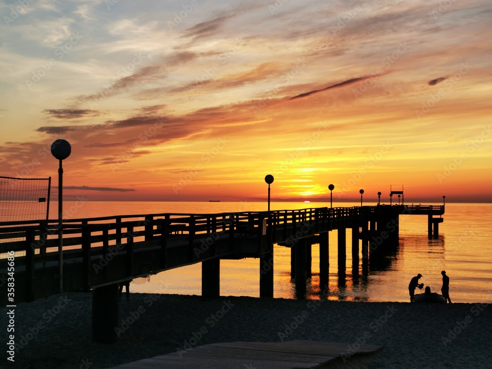 Fototapeta premium zachód słońca na molo