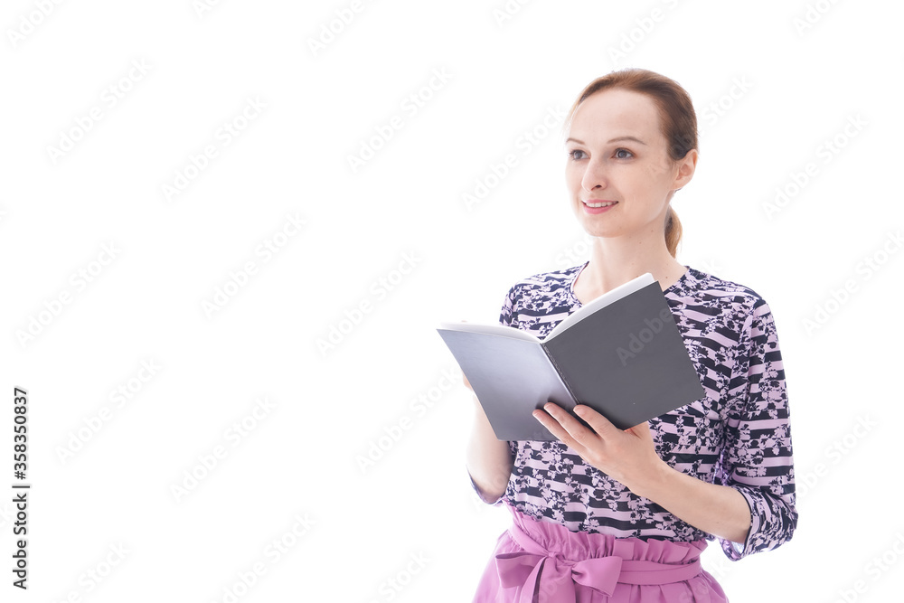 スケジュール帳を確認する若い女性 スケジュール帳を確認する若い女性