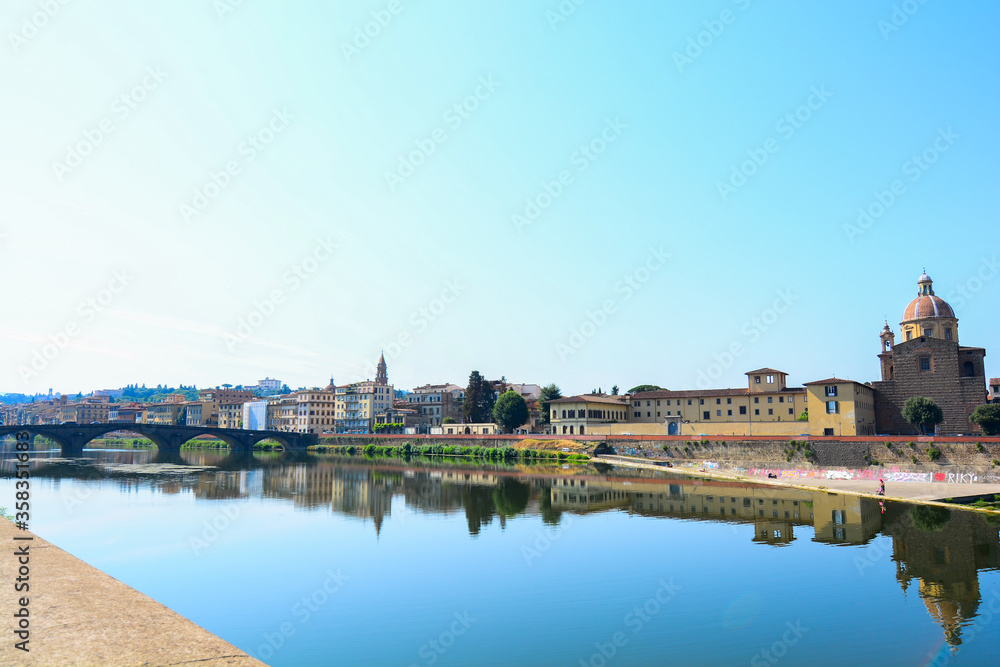 イタリアのフィレンツェの歴史的建造物と街並みと川