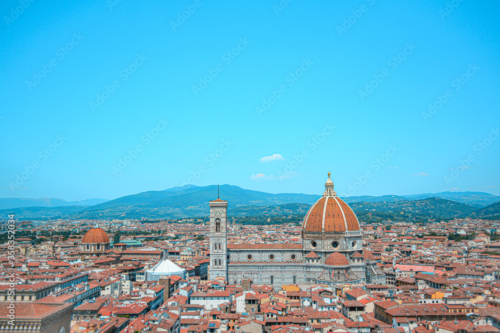 イタリアのフィレンツェの歴史的建造物が並ぶ街並みを俯瞰で撮影 ドゥオーモがそびえ立つ