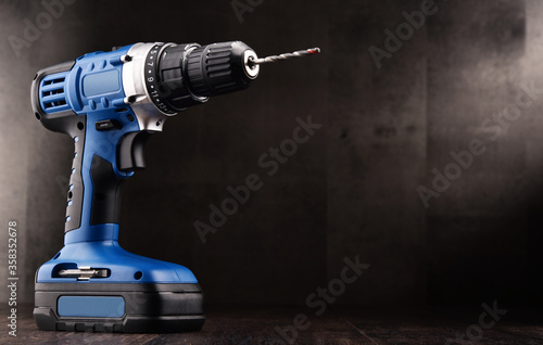 Cordless drill with drill bit working also as screw gun