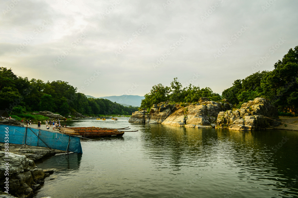 Obraz premium 日本の埼玉にある観光地 長瀞にて岩畳と日本古風な情緒溢れる景色