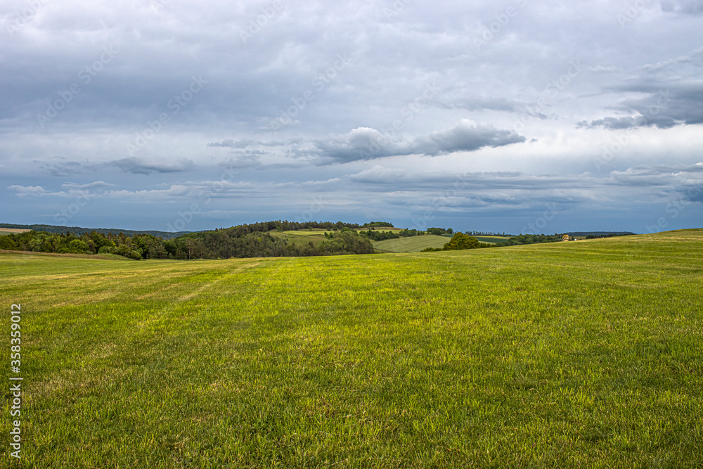 Obraz premium Landschaft mit dunklen Wolken