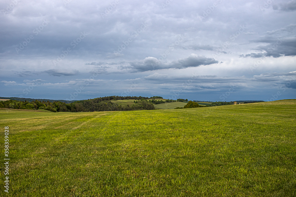 Landschaft mit dunklen Wolken Landschaft mit dunklen Wolken