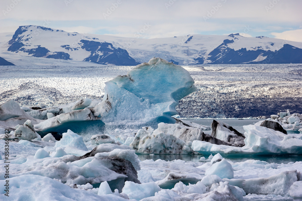 View of the famous glacier lagoon Jokulsarlon, below Vatnajokull.