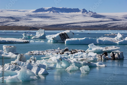 Obraz na płótnie View of the famous glacier lagoon Jokulsarlon, below Vatnajokull. w salonie
