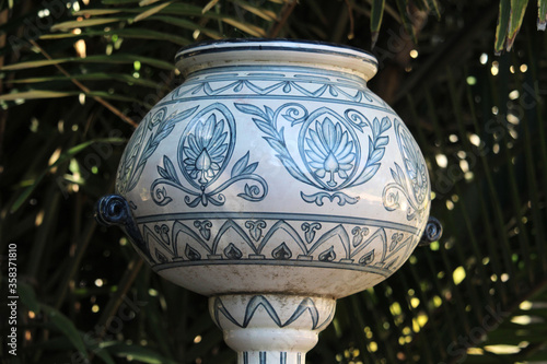 Jarrón antiguo de cerámica en blanco con decoraciones azules