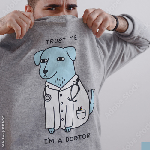 Confía en mí, soy Doctor.  Camiseta tierno confiando griz médico salud sanitaria niños infantil de pediatra amable cómico informal enfermero  photo