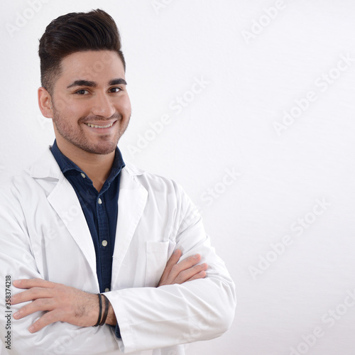 Médico sonrriendo con fondo blanco y espacio libre, el personal sanitario, medio cuerpo, limpia, seguros, medicina, dr dentista