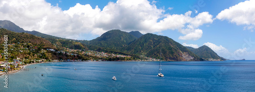 Roseau die Hauptstadt von Dominica in der Karibik mit blauem Himmel, Panorama. photo