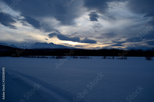Fototapeta Naklejka Na Ścianę i Meble -  sunset over winter field