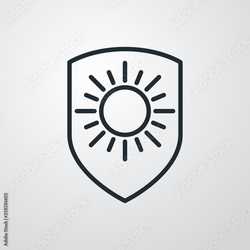 Concepto vacaciones de verano. Crema solar. Icono plano lineal escudo con sol en fondo gris