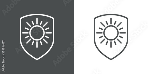 Concepto vacaciones de verano. Crema solar. Icono plano lineal escudo con sol en fondo gris y fondo blanco