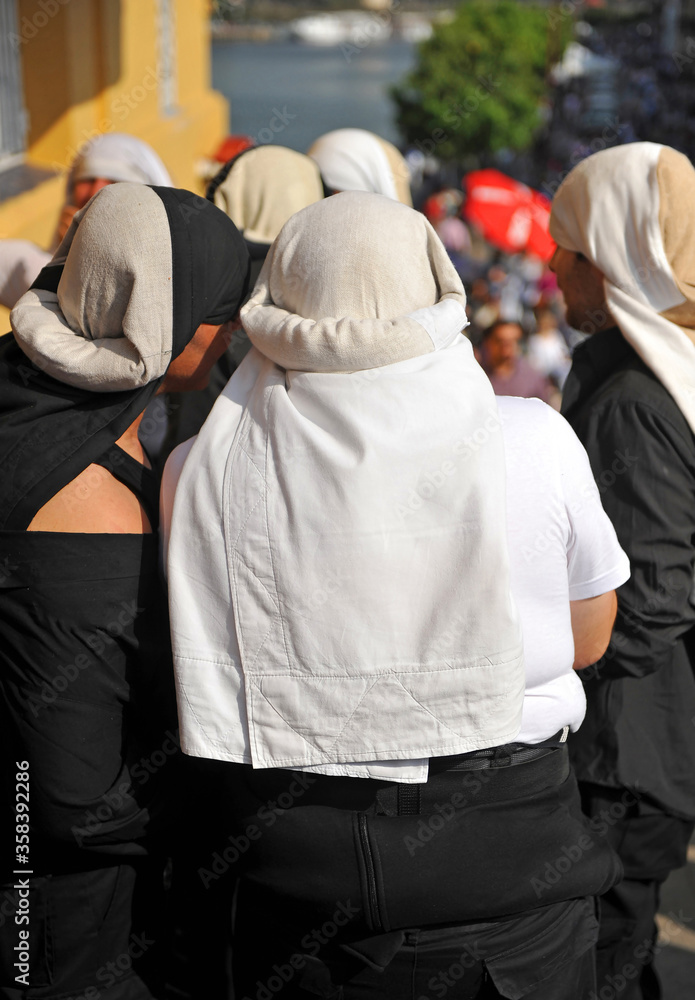 Semana Santa en Sevilla. Semana Santa en Triana. Costaleros de la hermandad Cristo de la Expiración (Cachorro) en la tarde del Viernes Santo en el puente de Triana, Sevilla, España