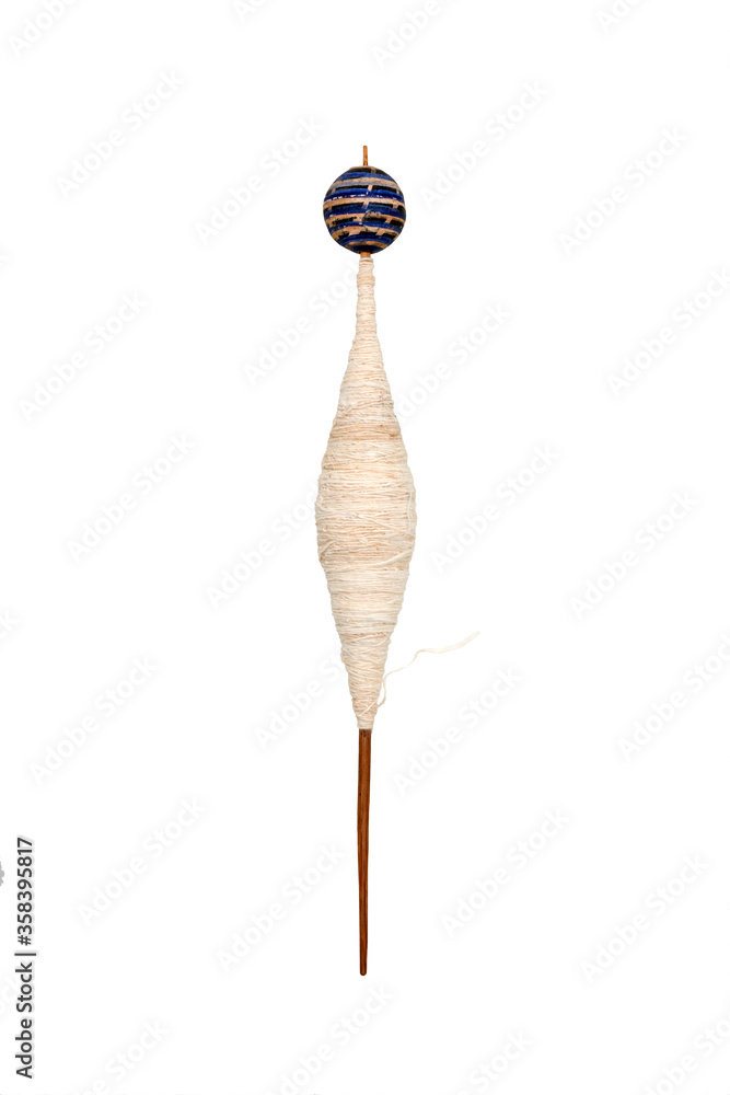 Φωτογραφία ancient hand spindle used for spinning coton and making yard on white background