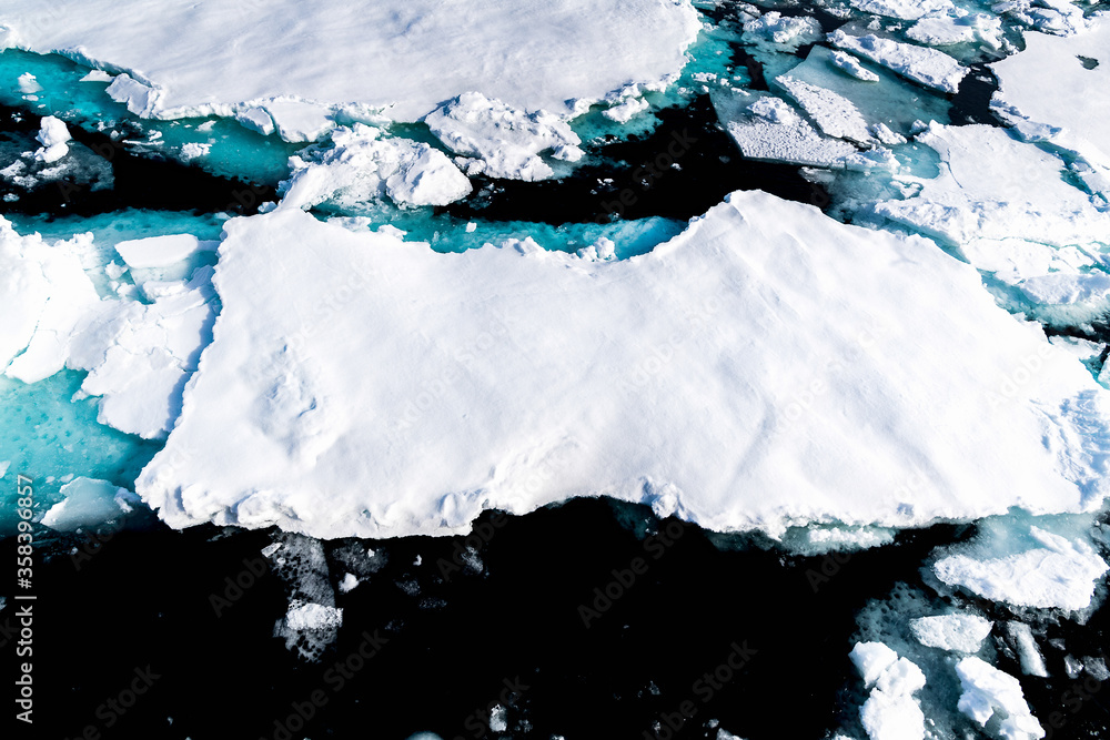 Obraz premium Ice landcape on the water in Arctic