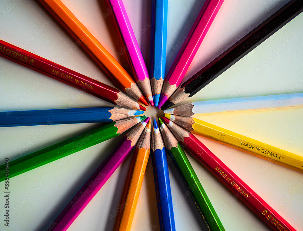 COLOURS PENCILS FORMING A CIRCLE