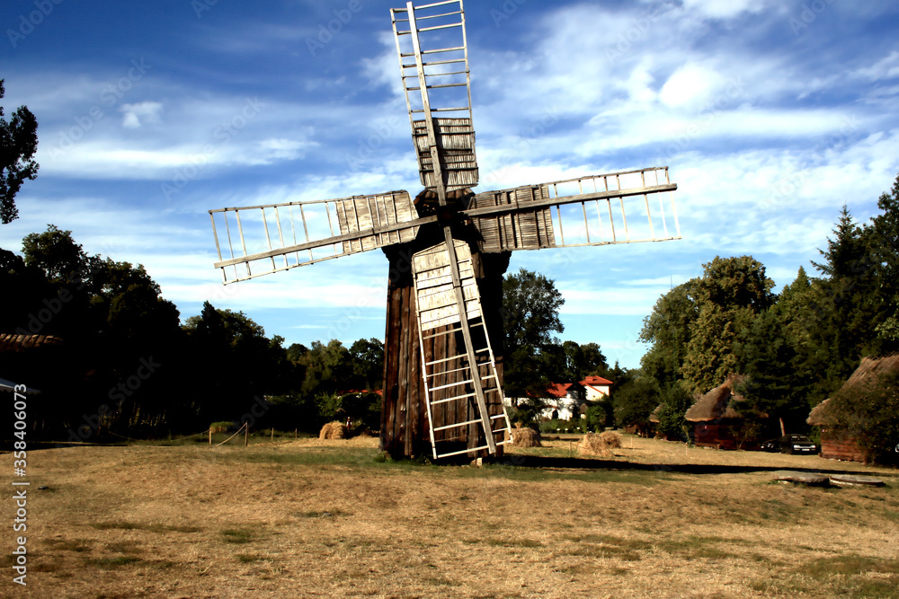 Stary wiatrak położony w Muzeum Rolnictwa w Ciechanowcu, województwo podlaskie - obrazy, fototapety, plakaty 